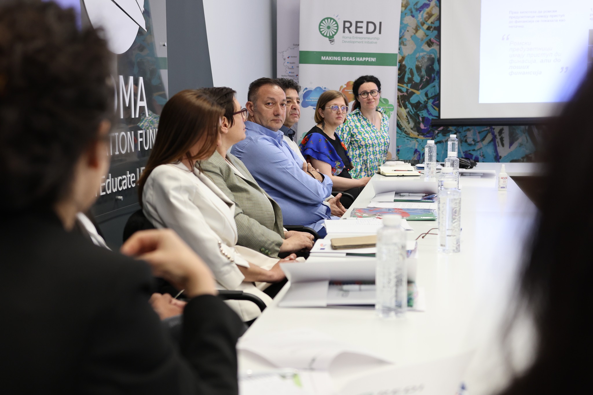 Proiectul „Incluziunea socio-economică a romilor în comunitațile rurale interetnice” își propune să contribuie la provocările pe care le înâmpină tinerii romi, în special în ceea ce privește capacitarea acestora de a combate discriminarea, participarea activă la piața muncii și derularea de activități independente