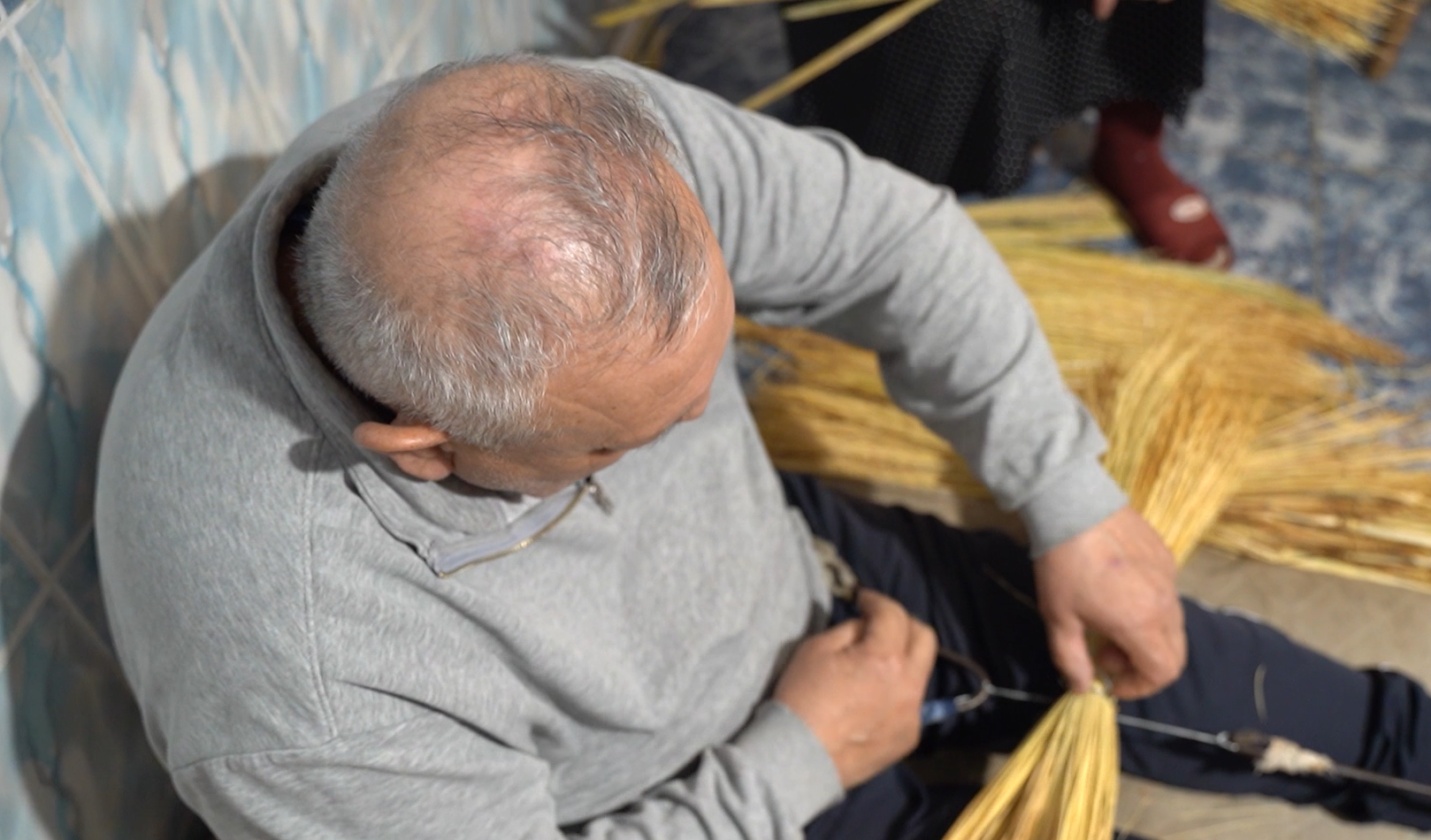 The broom maker from Clejani